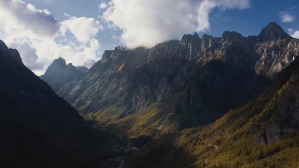 Arnavutluk Valbone Vadisi Dağlarının Havadan Görünümü — Stok video