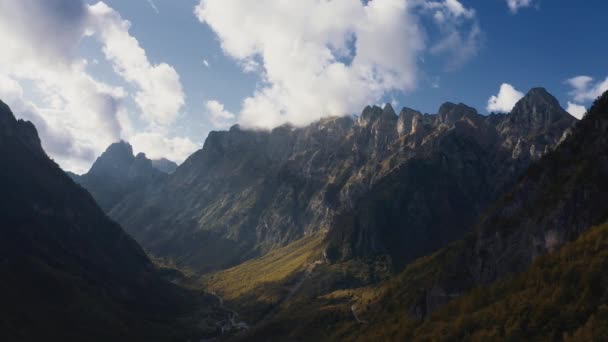 Arnavutluk Valbone Vadisi Dağlarının Havadan Görünümü — Stok video