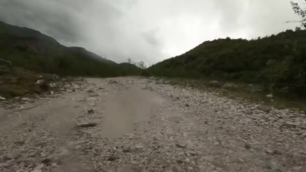 悪天候の条件でテテテトからシェラにオフロードを運転 アルバニア 非常に悪天候の下で運転する 雨がたくさん 水がたくさん 非常に悪い道路 — ストック動画