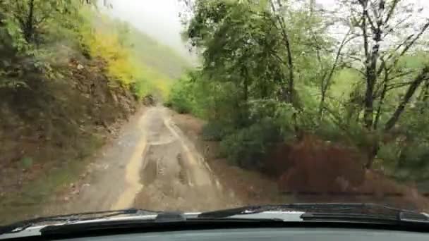 悪天候の条件でテテテトからシェラにオフロードを運転 アルバニア 非常に悪天候の下で運転する 雨がたくさん 水がたくさん 非常に悪い道路 — ストック動画