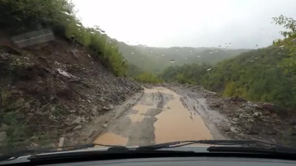 在恶劣的天气条件下 驾驶越野车从此地驶向斯库台 阿尔巴尼亚 在恶劣的天气 充沛的雨水 充沛的水和恶劣的道路上开车 — 图库视频影像