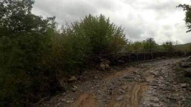 在恶劣的天气条件下 驾驶越野车从此地驶向斯库台 阿尔巴尼亚 在恶劣的天气 充沛的雨水 充沛的水和恶劣的道路上开车 — 图库视频影像