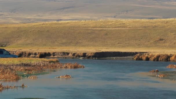 穿越亚美尼亚Argidchi河的越野者 — 图库视频影像