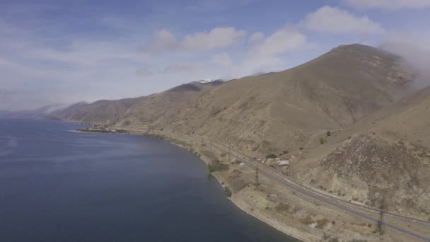 Воздушный Алонг Берег Озера Севан Армения — стоковое видео