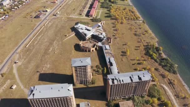 Aerial Bangunan Terbengkalai Sepanjang Danau Sevan Armenia — Stok Video