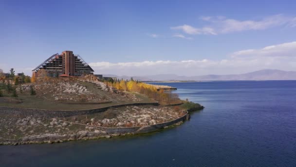 Aérea Largo Costa Del Lago Sevan Armenia — Vídeos de Stock