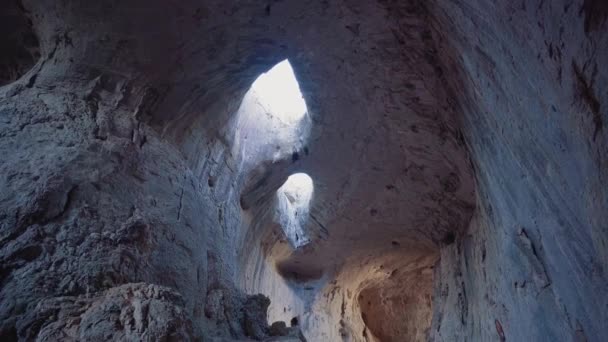 Vlucht Door Prohodna Caves Bulgarije — Stockvideo