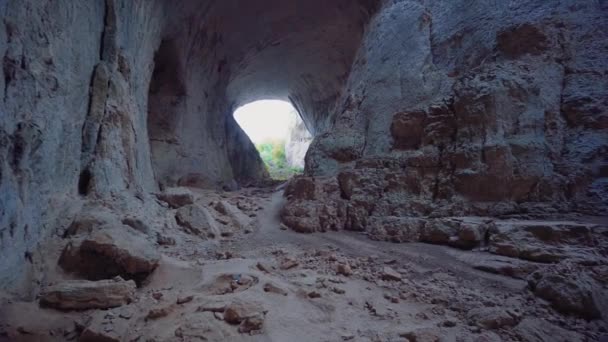 穿越Prohodna洞穴 保加利亚 — 图库视频影像
