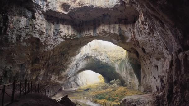 Devetashka Höhle Ansicht Bulgarien — Stockvideo