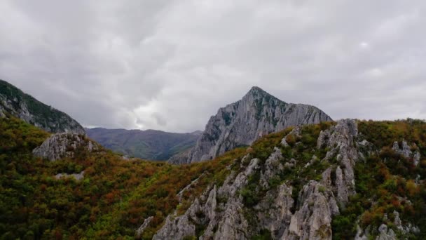 スカクリヤ滝と山々 ブルガリア — ストック動画