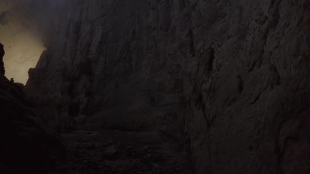 Flucht Durch Prohodna Höhlen Bulgarien — Stockvideo