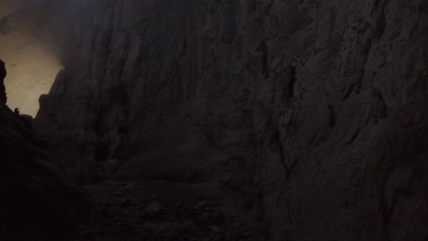 Volo Aereo Attraverso Grotte Prohodna Bulgaria — Video Stock