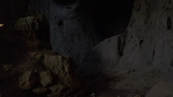 Vuelo Través Las Cuevas Prohodna Bulgaria — Vídeo de stock