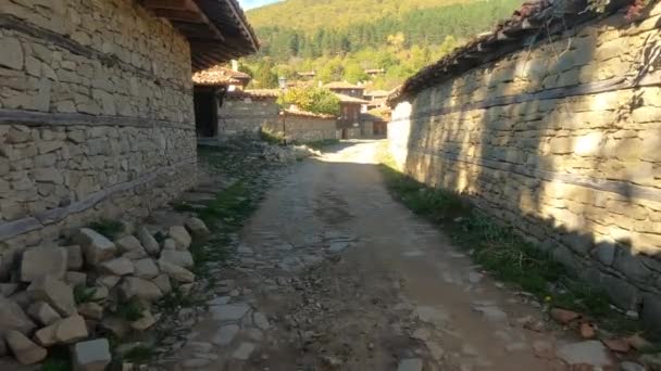 Περπατήστε Μέσα Από Ιστορικό Χωριό Zheravna Βουλγαρία — Αρχείο Βίντεο