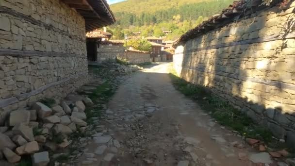 Прогулка Исторической Деревне Жеравна Болгария — стоковое видео