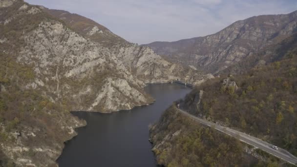 保加利亚罗德普山脉瓦查大坝的空中景观 — 图库视频影像