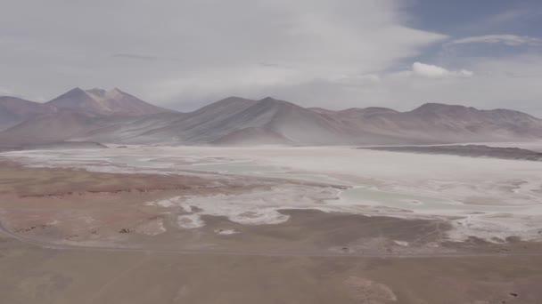 Aerial Salar Aguas Calientes Пьедрас Рохас Чили — стоковое видео
