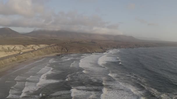 智利日落时Playa Chigualoco的空中景观 — 图库视频影像