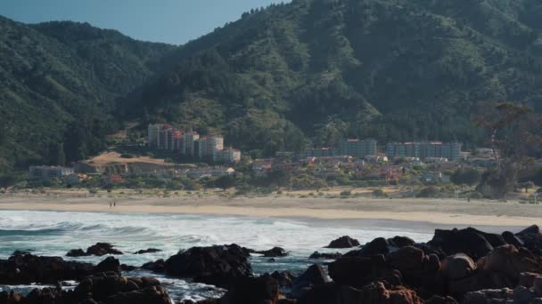 智利日出时昆泰海滩的旅馆 — 图库视频影像