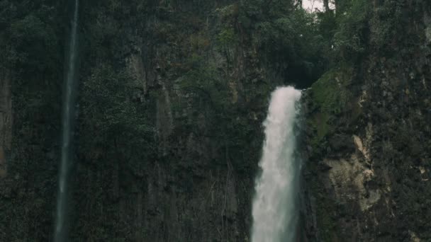 Huge Waterfall Catarata Del Toro Costa Rica — Stock Video