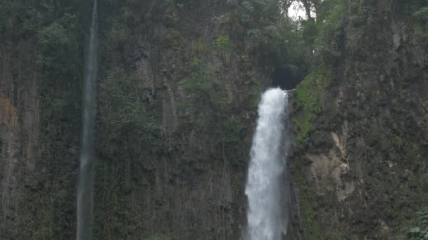 巨大な滝 カタラタデルトロ コスタリカ — ストック動画
