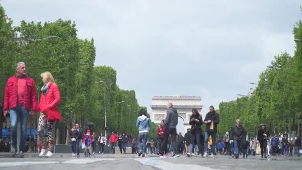 Champs Elysees Sugárúton Ébredő Turisták Párizs Franciaország — Stock videók