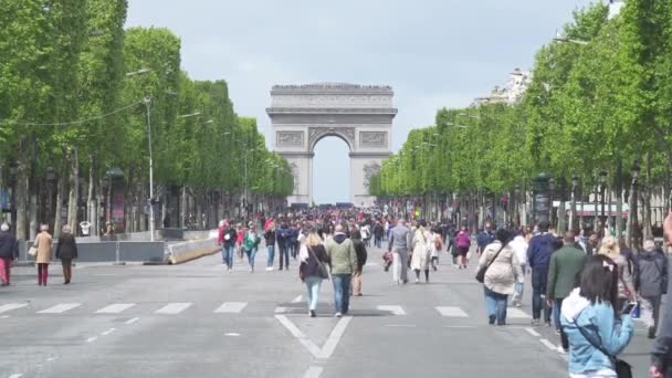 Toeristen Wakker Aan Champs Elysees Avenue Parijs Frankrijk — Stockvideo