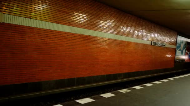 Berlin 지하철역에서 도보로 거리에 위치하고 있습니다 — 비디오