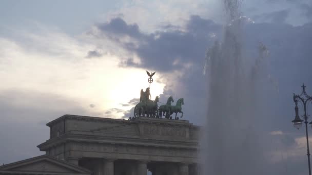 Berlin Brandenburger Tor Quadriga Altın Saati — Stok video