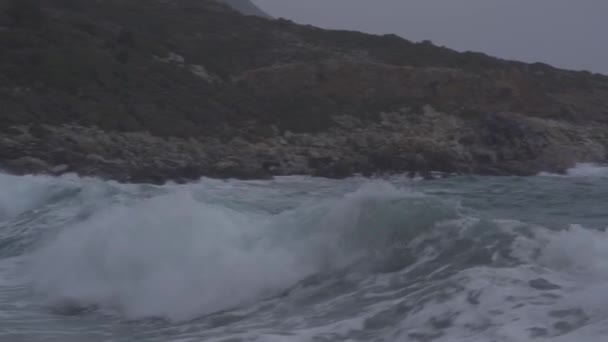 Massiv Vågbrytare Och Stormigt Hav Peloponnes Grekland — Stockvideo