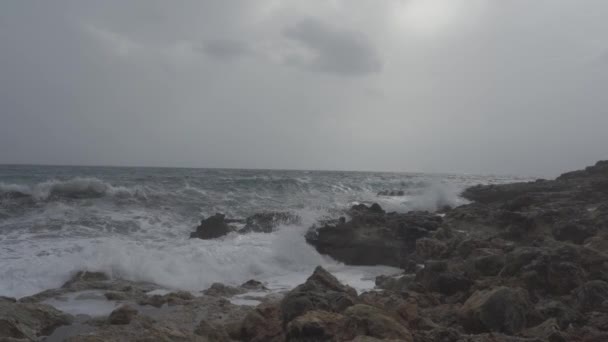 大規模な波のブレーカと嵐の海 ペロポネス ギリシャ — ストック動画