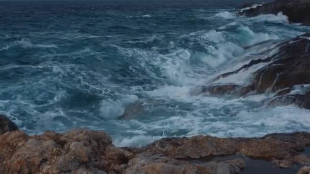 Огромный Волнорез Бурное Море Пелопоннес Греция — стоковое видео