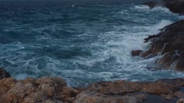 Massiv Vågbrytare Och Stormigt Hav Peloponnes Grekland — Stockvideo