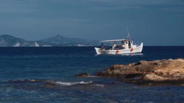 Yunan balıkçı teknesi Yunanistan 'dan geçiyor