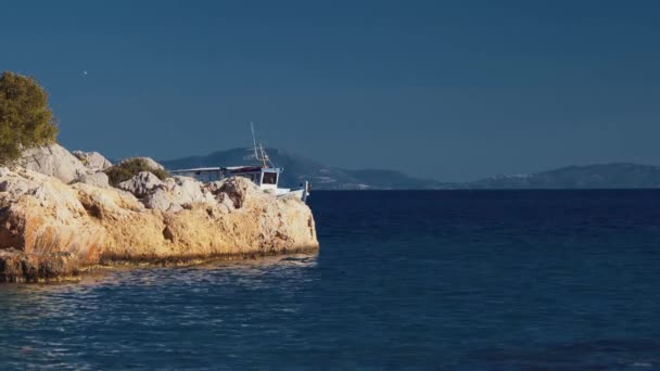 Yunan Balıkçı Teknesi Yunanistan Dan Geçiyor — Stok video