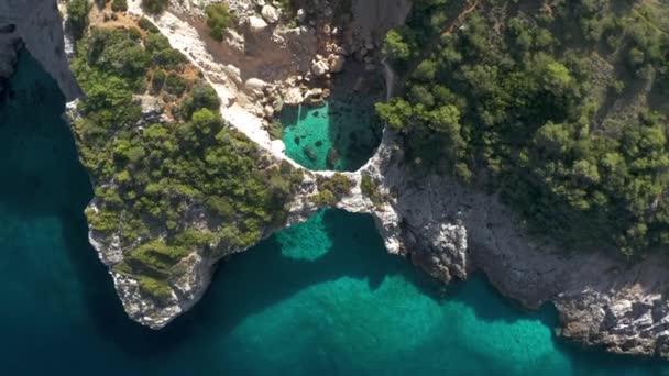 Aerial Cave Seals Пелопоннес Греция — стоковое видео