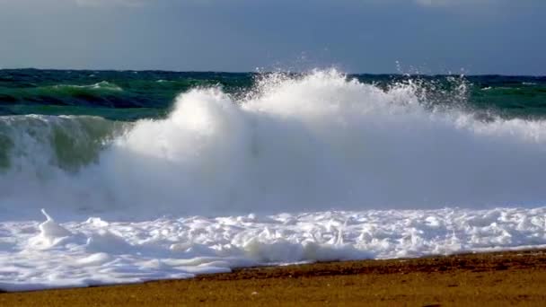 Heavy Wavebreakers Storm Στην Παραλία Καρτέλας Πελοποννήσου — Αρχείο Βίντεο