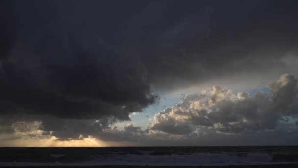 在希腊的一个海滩 夕阳西下 巨大的风暴云彩 — 图库视频影像