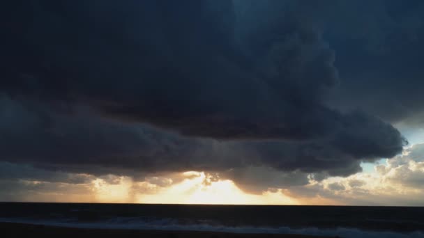 Мощный Шторм Накрыл Пляж Греции Закат — стоковое видео