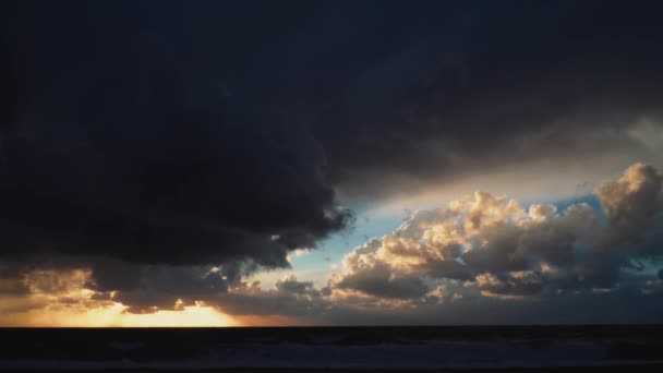 Yunanistan Bir Sahilde Şiddetli Fırtına Bulutları Gün Batımı — Stok video