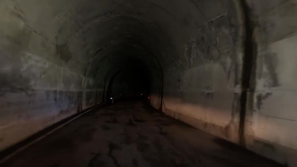Att Köra Genom Tunnel Italienska Alperna — Stockvideo