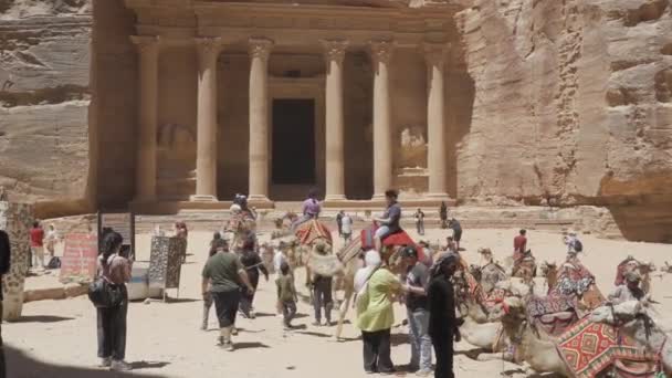 Turisté Navštíví Památky Královské Hrobky Stavby Starobylém Městě Petra Jordánsko — Stock video