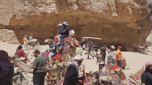 Touristen Besichtigen Königliche Gräber Der Antiken Stadt Petra Jordanien Man — Stockvideo