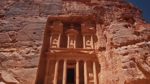 Turisti Visitano Strutture Delle Tombe Reali Nella Città Antica Petra — Video Stock
