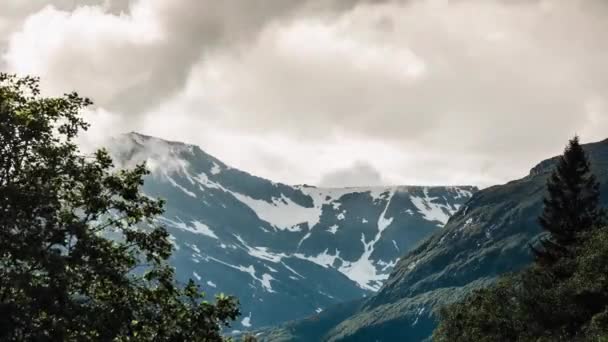 Bulutlu Mavi Gökyüzü Arka Planına Sahip Bir Dağ Norveç — Stok video