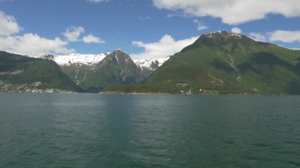 海岸线船在挪威峡湾上颠簸 图库视频