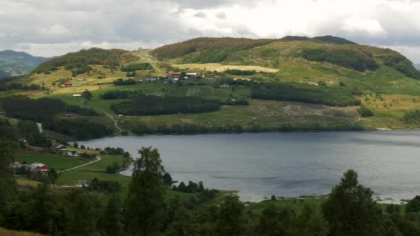 Γραφικό Τοπίο Της Λίμνης Στη Νορβηγία — Αρχείο Βίντεο
