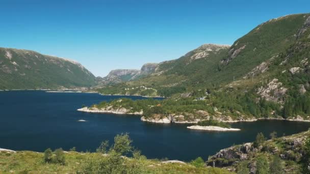 Norveç Teki Gölün Manzaralı Toprak Sapı — Stok video
