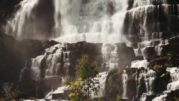 Inclinação Longo Gigantesca Cachoeira Tvindefossen Noruega — Vídeo de Stock