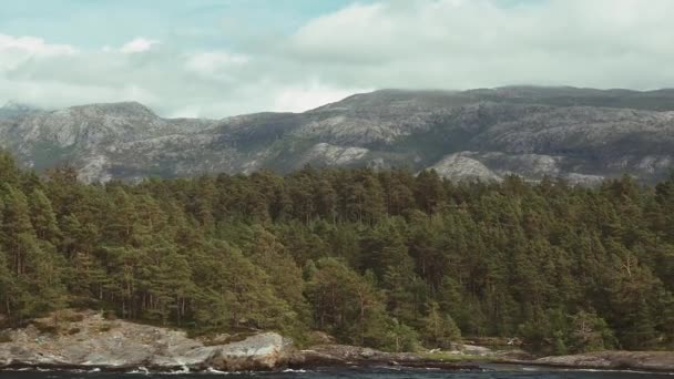 Longo Costa Hardangerfjord Com Uma Balsa Noruega — Vídeo de Stock